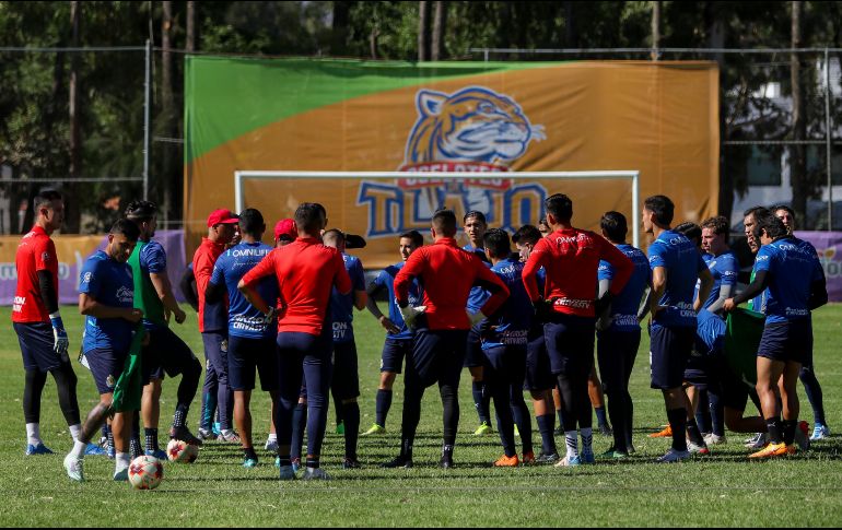 Chivas entrenó este día en Tlajomulco con el cobijo de su gente. IMAGO7