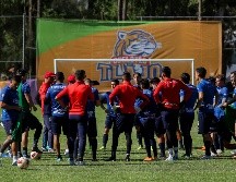 Chivas entrenó este día en Tlajomulco con el cobijo de su gente. IMAGO7