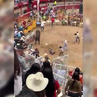 Michoacán: Toro aplasta a jinete en pleno show, se reporta grave (VIDEO)