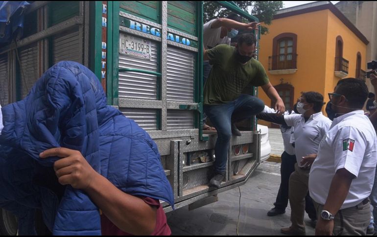 El INM señaló que también tiene el registro de personas migrantes solas o en grupos pequeños conformados de entre una a ocho personas por nacionalidad quienes transitaba por territorio nacional en condición de estancia irregular. EFE / D. Ricardez