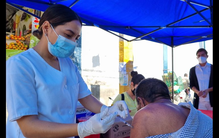 Decenas de personas aprovecharon la oportunidad y se vacunaron contra el coronavirus en el Mercado de Abastos. EL INFORMADOR/A. Camacho