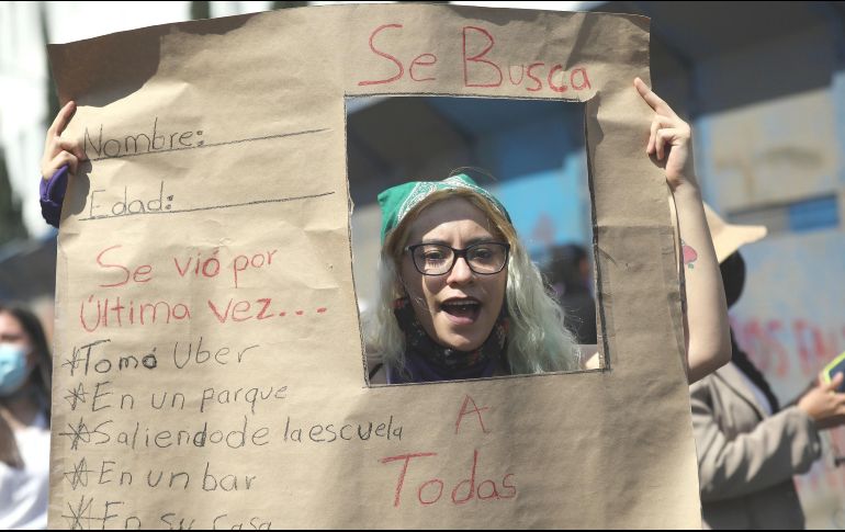 Colectivos feministas marchan en la Ciudad de México para protestar por la violencia que viven las mujeres. EFE/S. Gutiérrez