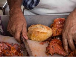 ”Ahogadas” descifra cómo en Jalisco se rellena un pan con carnitas, se baña en salsa picosa y cebollas encurtidas y nos lleva a entender que la torta ahogada es orgullo e identidad. EL INFORMADOR / ARCHIVO