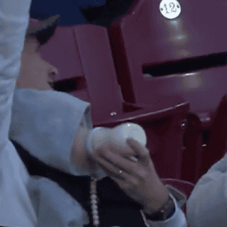 ¡Padre del año! Atrapa pelota mientras alimentaba a su bebé y se vuelve viral