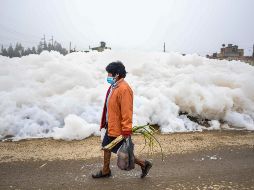 El olor es fétido y el viento se encarga de dispersarlo rápidamente junto a la espuma contaminada. AFP/J. Barreto