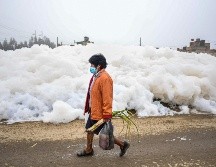 El olor es fétido y el viento se encarga de dispersarlo rápidamente junto a la espuma contaminada. AFP/J. Barreto