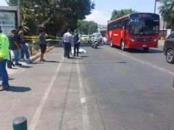 El cuerpo de la víctima quedó entre la ciclovía y el arroyo vehicular: hasta el momento se desconocen las características del fallecido. CORTESÍA / Policía Vial