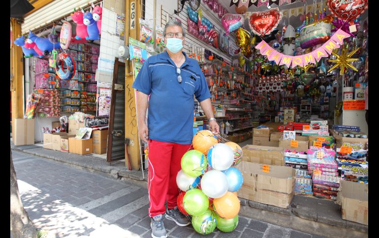 Pese a las dificultades, los compradores se las han ingeniado para adquirir productos para sus pequeños. El INFORMADOR/A. Camacho