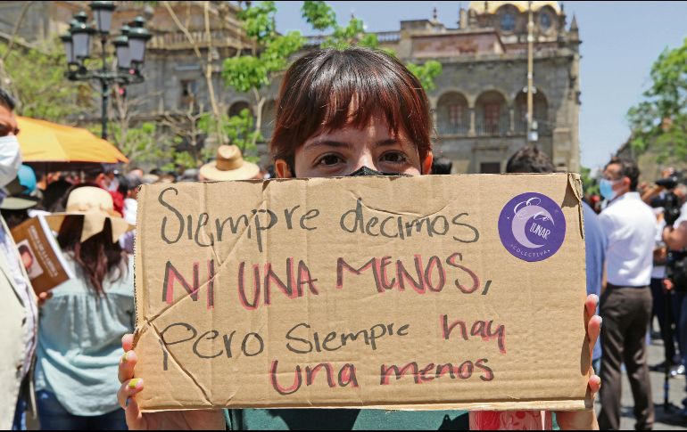 En la manifestación que llevaron a cabo los miembros de la comunidad universitaria de la UdeG, y que culminó en el Centro de Guadalajara, participaron mujeres que rechazaron el aumento de la violencia de género en el Estado. ESPECIAL