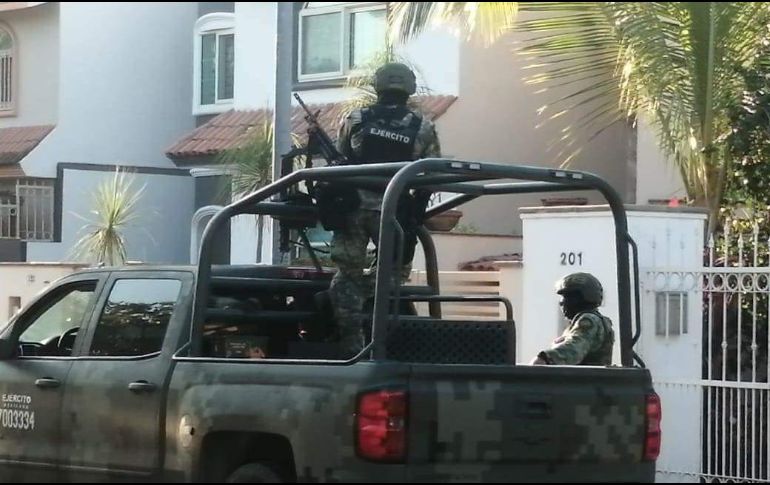 Reportan fuerte presencia militar en Puerto Vallarta tras lo acontecido. ESPECIAL /