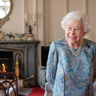 Isabel II aparece sonriente y sin bastón