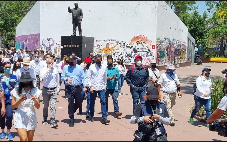 Ayer estudiantes y el rector de la UdeG marcharon para exigir mayor seguridad en torno a los planteles educativos. EL INFORMADOR / ARCHIVO