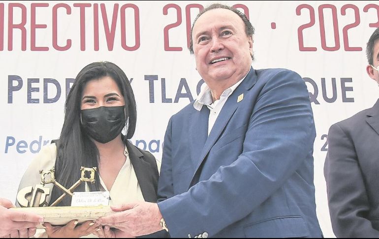 La alcaldesa de Tlaquepaque, Citlalli Amaya, entregó el galardón a Enrique Michel Velasco. ESPECIAL