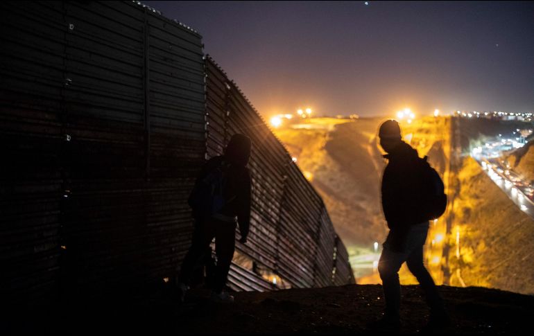 El título 42 implica que EU deporta automáticamente a la mayoría de los inmigrantes indocumentados que llegan a su frontera sur, sin darles la oportunidad de solicitar asilo. NTX / ARCHIVO