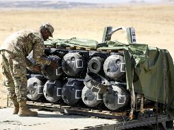 Los uniformados ucranianos están aprendiendo a utilizar los cañones Howitzer, que les está suministrado el gobierno de EU. AFP / Getty Images / M. Ciaglo