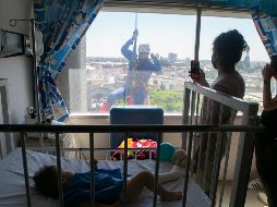 Por Día del Niño, superhéroes visitan a menores en Hospital Civil