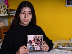 Yana Alieva, de Kharkiv, muestra una foto de ella y sus amigos ucranianos. AFP/M. Medina