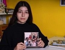 Yana Alieva, de Kharkiv, muestra una foto de ella y sus amigos ucranianos. AFP/M. Medina