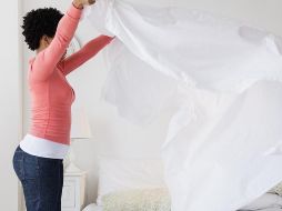 Las mujeres solteras cambian las sábanas con más frecuencia que los hombres. GETTY IMAGES