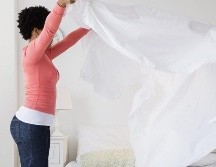 Las mujeres solteras cambian las sábanas con más frecuencia que los hombres. GETTY IMAGES