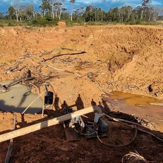 Mueren 12 mujeres sepultadas en mina de oro en Indonesia tras derrumbe de tierra