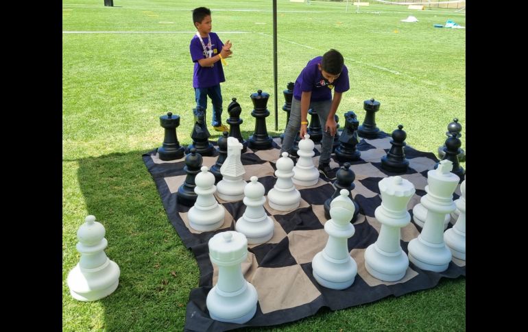 También se dibujaron sonrisas de niñas y niños mientras disfrutaban de juegos de destreza, ajedrez, manualidades y carreras a velocidad. EL INFORMADOR / M. Navarro