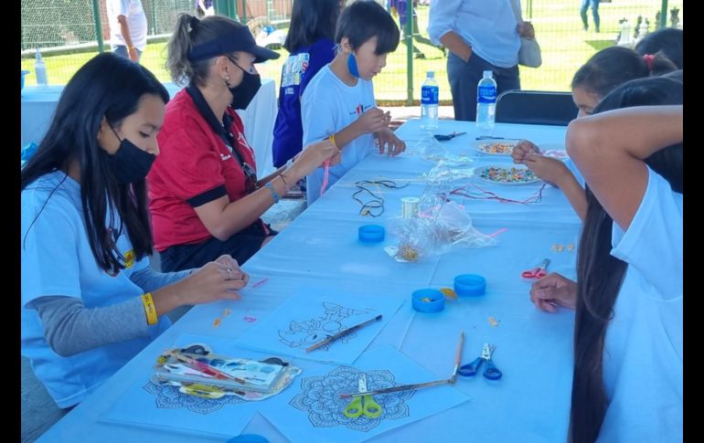 También se dibujaron sonrisas de niñas y niños mientras disfrutaban de juegos de destreza, ajedrez, manualidades y carreras a velocidad. EL INFORMADOR / M. Navarro