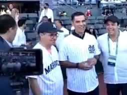 Además del Káiser hubo otros invitados especiales que también tuvieron el honor de lanzar la bola simultáneamente en el parque de pelota de Zapopan. ESPECIAL