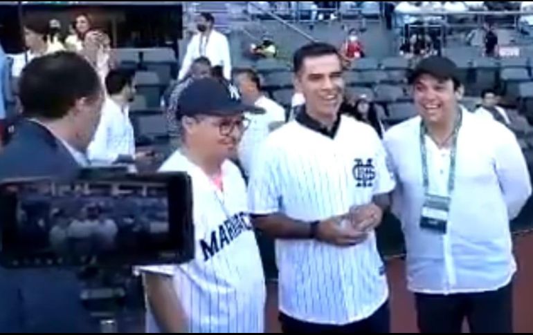 Además del Káiser hubo otros invitados especiales que también tuvieron el honor de lanzar la bola simultáneamente en el parque de pelota de Zapopan. ESPECIAL