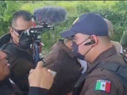 En el video, se ve a un agente corpulento que empuja al periodista Pedro Gerardo López y lo hace caer al suelo. ESPECIAL/CAPTURA DE VIDEO