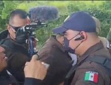En el video, se ve a un agente corpulento que empuja al periodista Pedro Gerardo López y lo hace caer al suelo. ESPECIAL/CAPTURA DE VIDEO