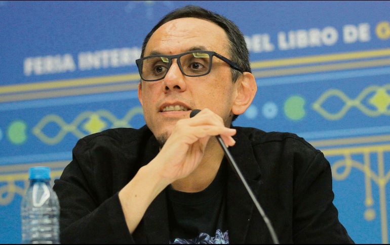 Alberto Chimal. El escritor aparece durante el Encuentro Internacional de Cuentistas de la FIL 2019. NOTIMEX/Archivo