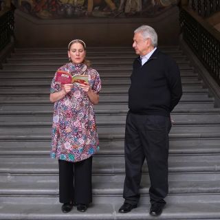 López Obrador celebra a los niños leyendo un cuento infantil