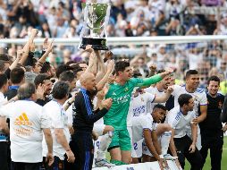 En cuanto acabó el partido, sobre el césped del Estadio Santiago Bernabéu, se desató la fiesta, con un escenario montado en segundos. EFE / C. Moya