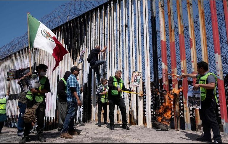Migrantes se manifiestan en la valla fronteriza ubicada en Tijuana, Baja California. AFP/G. Arias