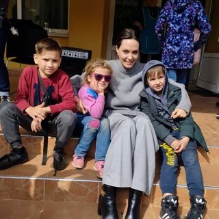 Rusia vs Ucrania: En plena guerra, Angelina Jolie llega a Leópolis para visitar a desplazados
