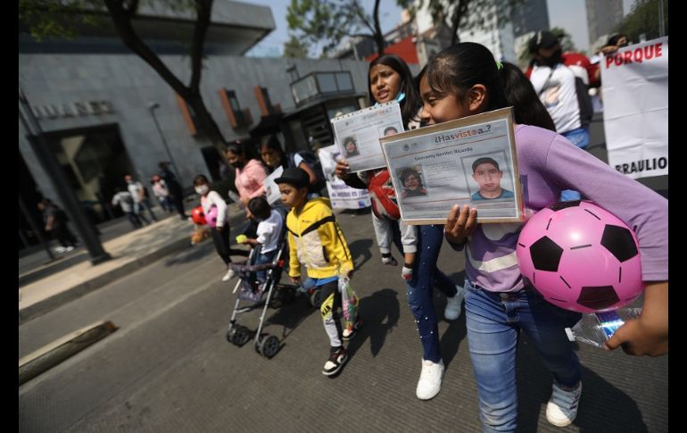 La manifestación cerró frente al Palacio Nacional, donde tanto menores como madres expresaron sus demandas de justicia. EFE/S. Gutiérrez