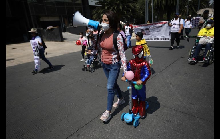 La manifestación cerró frente al Palacio Nacional, donde tanto menores como madres expresaron sus demandas de justicia. EFE/S. Gutiérrez