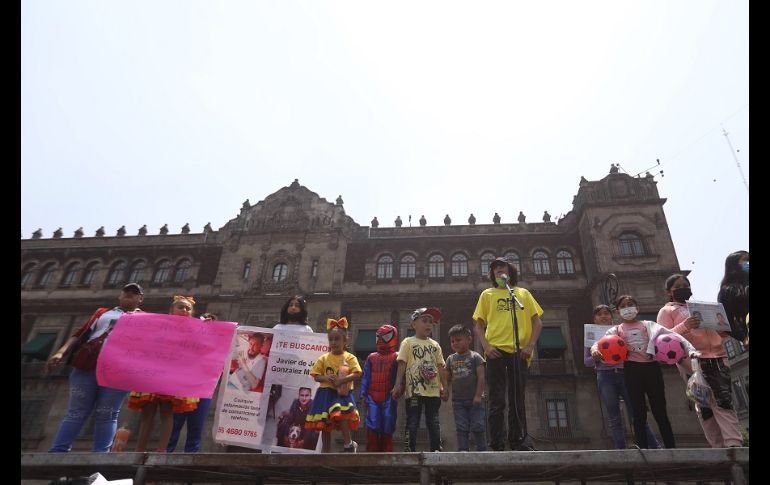 La manifestación cerró frente al Palacio Nacional, donde tanto menores como madres expresaron sus demandas de justicia. EFE/S. Gutiérrez