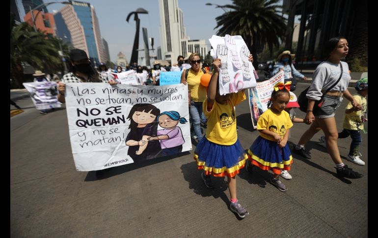 La manifestación cerró frente al Palacio Nacional, donde tanto menores como madres expresaron sus demandas de justicia. EFE/S. Gutiérrez