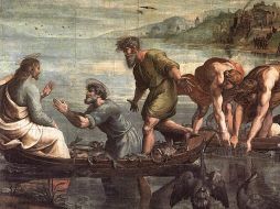 Que Jesús se presente a sus apóstoles en medio de su trabajo, fuera del templo, en la cotidianidad de sus vidas, nos lleva a pensar que a Jesús hay que ir descubriéndolo en nuestro día a día. WIKIMEDIA/«La pesca milagrosa», de Rafael Sanzio .