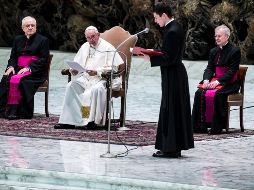 El papa Francisco ha suspendido su agenda algunos días para someterse a pruebas médicas y su salud lo obligó a cambiar algunos ritos durante la pasada Semana Santa. EFE/A. Carconi