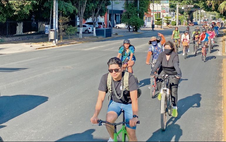 De acuerdo con organizadores, unas 120 personas participaron en la rodada. ESPECIAL/Bicicleta blanca