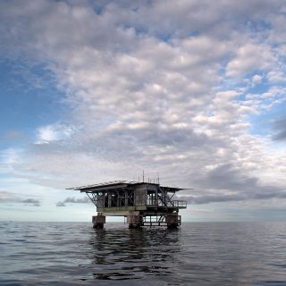 Perú: plataforma se hundió en la costa