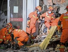 Elementos de emergencia colocan trabes para continuar la búsqueda. AFP