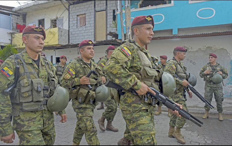 El Ejército realiza la detención de los pandilleros.. EFE/M. Torres