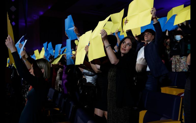Los asistentes al evento han mostrado su apoyo a Ucrania, durante la ceremonia de entrega de los Premios Platino celebrada este domingo en el recinto IFEMA de Madrid. EFE/C.Moya