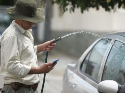 DESPERDICIO. Se recomienda lavar los vehículos con cubetas para evitar el derroche del líquido. EL INFORMADOR/ ARCHIVO