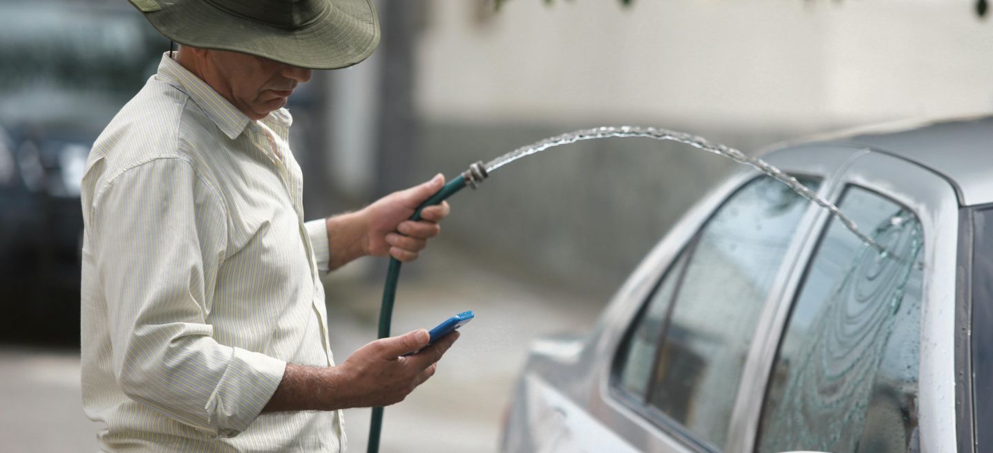 DESPERDICIO. Se recomienda lavar los vehículos con cubetas para evitar el derroche del líquido. EL INFORMADOR/ ARCHIVO