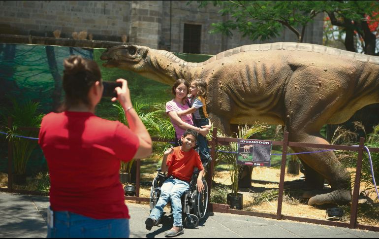 EMOCIONADO. Gerónimo y su familia vienen de San Miguel de la Paz sólo para conocer los dinosaurios expuestos en la Plaza de la Liberación. EL INFORMADOR/ G.Gallo